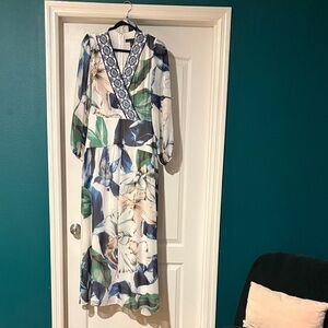 EUCWhite House Black Market Floral Long Sleeve Maxi Dress